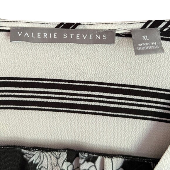 Valerie Stevens XL Black & White Floral Bell Sleeve Blouse, Crepe Top NEW NWT - Picture 5 of 9